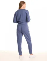 Pantalón tipo jogger de la marca Match Fit, con cintura elástica ajustable mediante cordón, bolsillos laterales y puños elásticos en los tobillos.