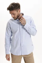 Camisa celeste de manga larga con cuello abotonado y corte clásico.