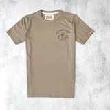 Remera color tostado con estampa en la espalda que incluye texto y un dibujo de una calavera.