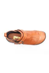 Bota baja de cuero color marrón, estilo botín con elásticos laterales y tira con hebilla metálica ajustable. Cuenta con costuras decorativas pespunteadas y suela de goma con relieve.