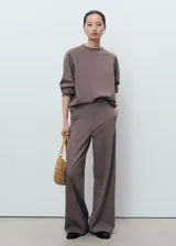 Pantalón de corte recto y largo, color marrón, con cintura elástica sin cierre y bolsillos laterales.