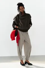 Pantalón bombacho de tiro medio en color gris melange, con cintura y puños elásticos.
