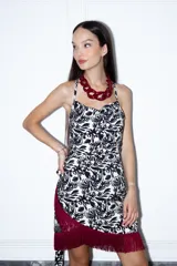 Top blanco con estampado floral negro, corte sencillo, escote abullonado, tiras finas y espalda abierta.