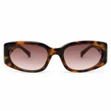 Lentes de sol con armazón carey y diseño envolvente, cuentan con filtro UV400 y patillas anchas con detalle ovalado metálico.