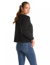 Cardigan tejido de punto color beige, con cuello a la base y cierre frontal mediante un botón metálico decorativo. Presenta mangas largas y corte recto.