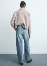 Jeans de tiro alto con diseño balloon o barrel, en tejido de algodón estilo vaquero, con cierre delantero de cremallera y botón, trabillas y cinco bolsillos.