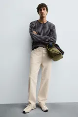 Pantalón chino de corte recto confeccionado en tejido ligero de algodón con estructura canvas. Presenta bolsillos frontales, bolsillos traseros de vivo y cierre frontal con cremallera y botón.