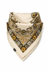 Pañuelo cuadrado de satén con estampado estilo paisley en tonos tierra, mostaza y negro. Presenta un diseño con bordes decorados y centro liso.