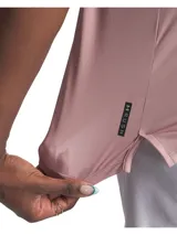 Remera deportiva Under Armour de manga corta, color rosado, con cuello redondo y logo de la marca estampado en el pecho. Presenta un diseño con aberturas laterales en el bajo y tejido elástico de secado rápido.