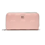 Billetera XL de doble compartimento con cierre perimetral, confeccionada en material sintético color rosa nude con diseño de corazones en relieve y logo metálico frontal.
