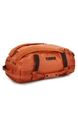 Bolso de lona Thule Chasm de 40 litros, color naranja, resistente a la intemperie. Cuenta con apertura de boca ancha, correas convertibles para usar como mochila y bolsillos internos de malla para organización.