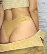 Pack de tres tangas: una color piel con encaje, otra color piel con estampado animal print y otra con estampado animal print y tiras blancas.