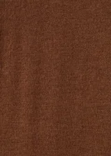 Pantalón de punto color marrón, de corte recto y tiro medio, con cintura elástica y cordón ajustable.