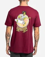 Remera bordó de manga corta con pequeño estampado en el pecho que incluye un esqueleto surfeando y la inscripción "Lost".
