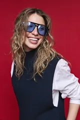 Chaleco de punto liviano color azul marino, con cuello alto y diseño sin mangas de silueta relajada.