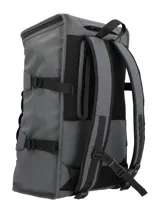 Mochila gris RKF fabricada en poliéster reciclado repelente al agua, con múltiples compartimentos, bolsillos laterales de red, cordón elástico frontal y llavero mosquetón.