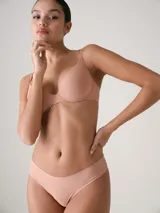 Soutien armado con aro en color beige, confeccionado en microfibra suave de efecto segunda piel. Cuenta con copas preformadas, breteles ajustables y cierre posterior con ganchos de ajuste múltiple.
