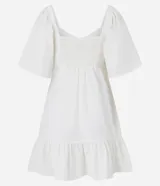 Vestido corto evasé color celeste, con escote en V, mangas cortas amplias, recorte cutout en los laterales de la cintura y volado en el bajo.