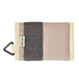 Billetera beige de tela con cierre de velcro, detalle de cinta gris con logo de Rip Curl y gancho triangular negro.