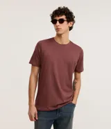 Remera básica de corte slim para hombre, confeccionada en suave algodón peruano con cuello redondo y mangas cortas, de diseño liso.