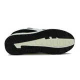 Championes urbanos Diadora modelo Vinfa, color negro con logo lateral en blanco y entresuela color crema. Presentan una combinación de malla y gamuza en el capellada.