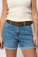 Cinto marrón de cuero sintético con labrado de diseño abstracto y hebilla rectangular dorada.