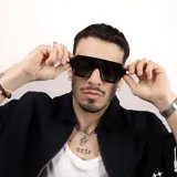 Lentes de sol estilo aviador con marco grueso de acetato negro y cristales oscuros polarizados con protección UV400.