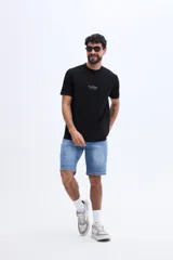 Remera de manga corta negra con textura marcada y estampa al frente con el texto "The Brooksfield Taste & Style".