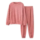 Conjunto de pijama de dos piezas confeccionado en plush suave con textura de ochos. Incluye una remera de manga larga con cuello redondo y un pantalón de corte recto con cintura elástica.