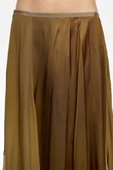 Falda larga de corte evasé con paneles asimétricos en tonos tierra, combinando telas opacas y transparentes.