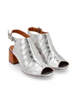 Sandalia peep toe de cuero color plateado con textura efecto cocodrilo, taco cuadrado y tira trasera con hebilla.