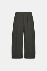 Pantalón de tiro medio con diseño wide leg, confeccionado en mezcla de lyocell. Presenta detalle de pinzas en el delantero, cierre frontal con cremallera, botón y ganchos metálicos.