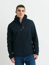 Campera softshell color verde militar, con capucha ajustable, cierre frontal completo y bolsillo vertical en el pecho con detalles en naranja.