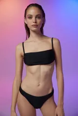Top de bikini estilo bandeau con estampado de tablero en tonos lila y blanco, tirantes finos regulables y cierre con lazada en la espalda.
