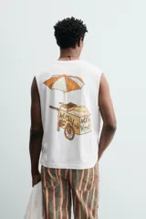 Musculosa de corte relajado con cuello redondo y sisas amplias. Presenta un pequeño bordado de plátanos en la parte inferior frontal.