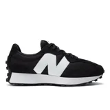 Championes New Balance modelo 327, color negro con logo "N" blanco en los laterales, confeccionados en gamuza y malla, con suela de goma texturizada.