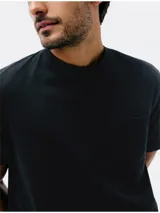 Camiseta celeste de manga corta con cuello redondo y bolsillo en el pecho.