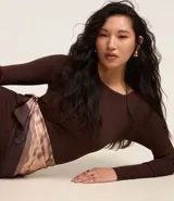 Vestido midi de punto acanalado, con diseño ajustado al cuerpo, cuello barco y mangas largas. Confeccionado en tejido de punto texturizado.