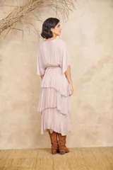 Vestido midi color rosa pálido, con escote en V, mangas cortas y corte escalonado con volados.