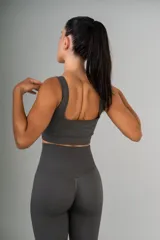 Top deportivo color borgoña, de breteles anchos y corte por debajo del busto.