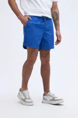 Short de baño liso azul marino, de corte clásico con cintura elástica y cordón ajustable.