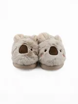Pantuflas de peluche con diseño de cara de koala, en color beige, con orejas y detalles bordados.