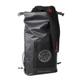 Mochila Rip Curl Surf Series de 30 litros, color negro, impermeable, con logo estampado en el frente y bolsillo frontal con cierre.