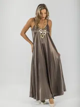 Vestido largo gris de breteles finos y escote en V, confeccionado en tela nacarada.