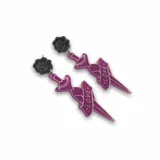 Par de aros colgantes negros con forma de daga atravesada por una cinta con la palabra 'Love' y una rosa en la parte superior.