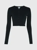Sweater cárdigan de corte cropped y ajuste slim, confeccionado en tejido de punto canalé elástico. Presenta manga larga con abertura en los puños, cierre frontal con corchetes y el logo de Calvin Klein bordado en el bajo.