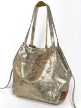 Bolso tote grande de cuero color dorado con efecto metalizado, doble asa de hombro y bolsillo externo.