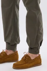 Pantalón bombacha de campo color caqui, de corte tradicional con pinzas en la cintura y botamanga ajustada con botones.