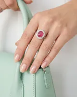 Anillo de plata 925 con piedra central ovalada de raíz de rubí en tono rojizo, rodeada por un halo de circonias brillantes.