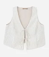 Blusa sin mangas, estilo chaleco, confeccionada en viscolino con estampado de rayas verticales finas. Presenta escote en V con amarras ajustables en el centro del busto.